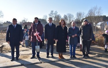 Podpisanie aktu erekcyjnego pod budowę przedszkola w Woli Zarczyckiej - 10.11.2021 r.  1