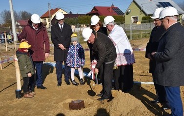 Podpisanie aktu erekcyjnego pod budowę przedszkola w Woli Zarczyckiej - 10.11.2021 r.  4