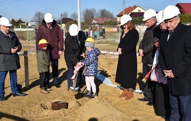 Podpisanie aktu erekcyjnego pod budowę przedszkola w Woli Zarczyckiej - 10.11.2021 r.  5