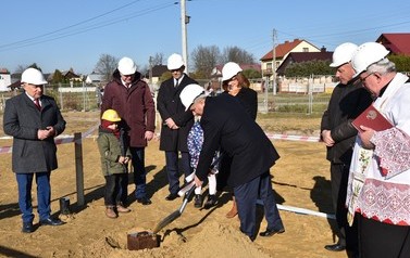 Podpisanie aktu erekcyjnego pod budowę przedszkola w Woli Zarczyckiej - 10.11.2021 r.  7