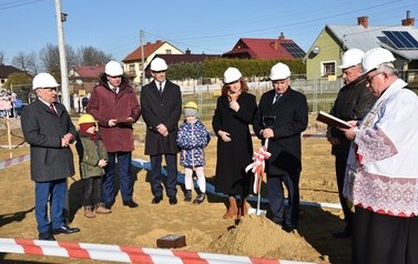 Podpisanie aktu erekcyjnego pod budowę przedszkola w Woli Zarczyckiej - 10.11.2021 r.  8