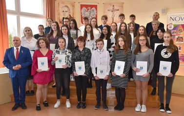 Wręcenie stypendi&oacute;w Burmistrza uczniom I LO w Nowej Sarzynie - 04.03.2022 r. 1