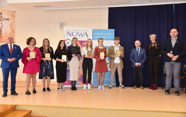Wręcenie stypendi&oacute;w Burmistrza uczniom I LO w Nowej Sarzynie - 04.03.2022 r. 3
