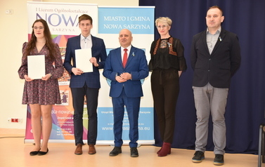 Wręcenie stypendi&oacute;w Burmistrza uczniom I LO w Nowej Sarzynie - 04.03.2022 r. 4