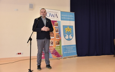 Wręcenie stypendi&oacute;w Burmistrza uczniom I LO w Nowej Sarzynie - 04.03.2022 r. 5