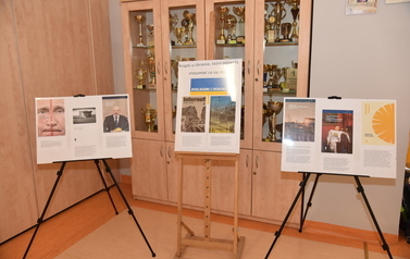 Wręcenie stypendi&oacute;w Burmistrza uczniom I LO w Nowej Sarzynie - 04.03.2022 r. 11
