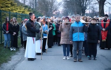 Droga Krzyżowa ulicami Nowej Sarzyny i Rudy Łańcuckiej - 13.04.2022 r.  3