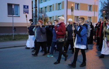Droga Krzyżowa ulicami Nowej Sarzyny i Rudy Łańcuckiej - 13.04.2022 r.  6