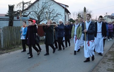 Droga Krzyżowa ulicami Nowej Sarzyny i Rudy Łańcuckiej - 13.04.2022 r.  9