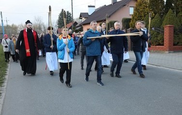 Droga Krzyżowa ulicami Nowej Sarzyny i Rudy Łańcuckiej - 13.04.2022 r.  10