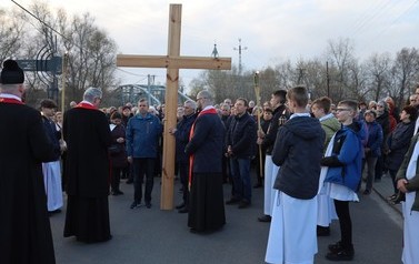 Droga Krzyżowa ulicami Nowej Sarzyny i Rudy Łańcuckiej - 13.04.2022 r.  11
