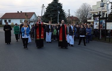 Droga Krzyżowa ulicami Nowej Sarzyny i Rudy Łańcuckiej - 13.04.2022 r.  12