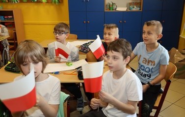 Biało-czerwone chorągiewki dla uczni&oacute;w - 29.04.2022 r.  1