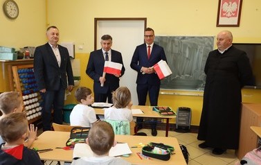 Biało-czerwone chorągiewki dla uczni&oacute;w - 29.04.2022 r.  2