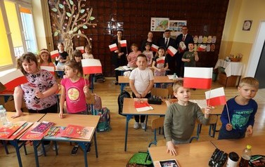 Biało-czerwone chorągiewki dla uczni&oacute;w - 29.04.2022 r.  4