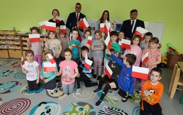 Biało-czerwone chorągiewki dla uczni&oacute;w - 29.04.2022 r.  6