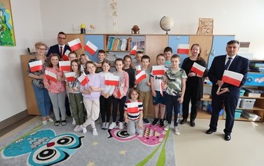 Biało-czerwone chorągiewki dla uczni&oacute;w - 29.04.2022 r.  7