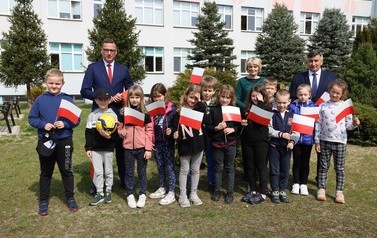 Biało-czerwone chorągiewki dla uczni&oacute;w - 29.04.2022 r.  8