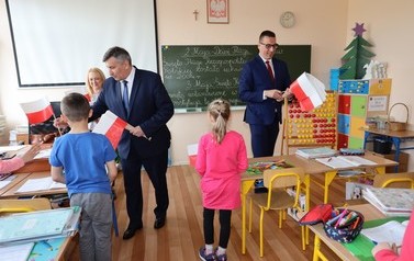 Biało-czerwone chorągiewki dla uczni&oacute;w - 29.04.2022 r.  10