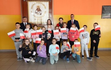 Biało-czerwone chorągiewki dla uczni&oacute;w - 29.04.2022 r.  11