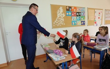 Biało-czerwone chorągiewki dla uczni&oacute;w - 29.04.2022 r.  12