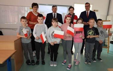 Biało-czerwone chorągiewki dla uczni&oacute;w - 29.04.2022 r.  13