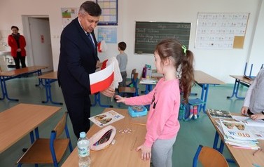 Biało-czerwone chorągiewki dla uczni&oacute;w - 29.04.2022 r.  14