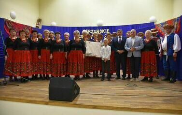 Pamiątkowe zdjęcie organizator&oacute;w &bdquo;Sarzyńskich Pierożyc&rdquo; z zaproszonymi gośćmi