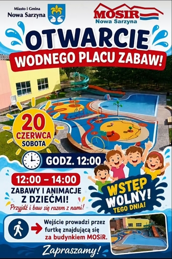 Niebiesko-kolorowy plakat informujący o otwarciu wodnego placu zabaw w Nowej Sarzynie. U g&oacute;ry, po lewej stronie, herby Miasta i Gminy Nowa Sarzyna, obok napis w kolorze niebiesko-czerwonym: &bdquo;OTWARCIE WODNEGO PLACU ZABAW&rdquo;. Poniżej, na tle zjeżdżalni wodnej