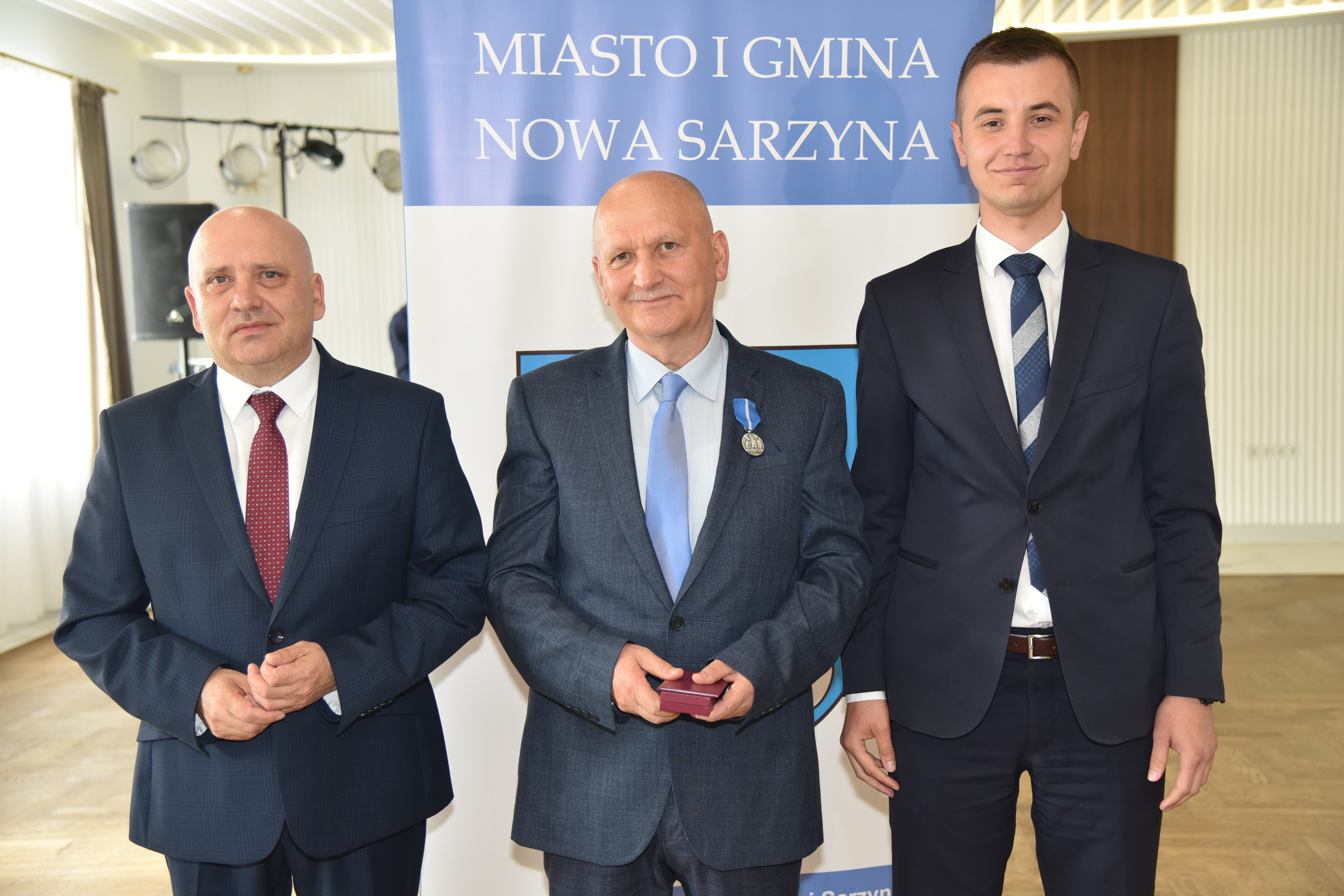 na zdjęciu od lewej burmistrz Andrzej Rychel, Janusz Motyka, wicewojowoda podkarpacki Radosław Wiatr