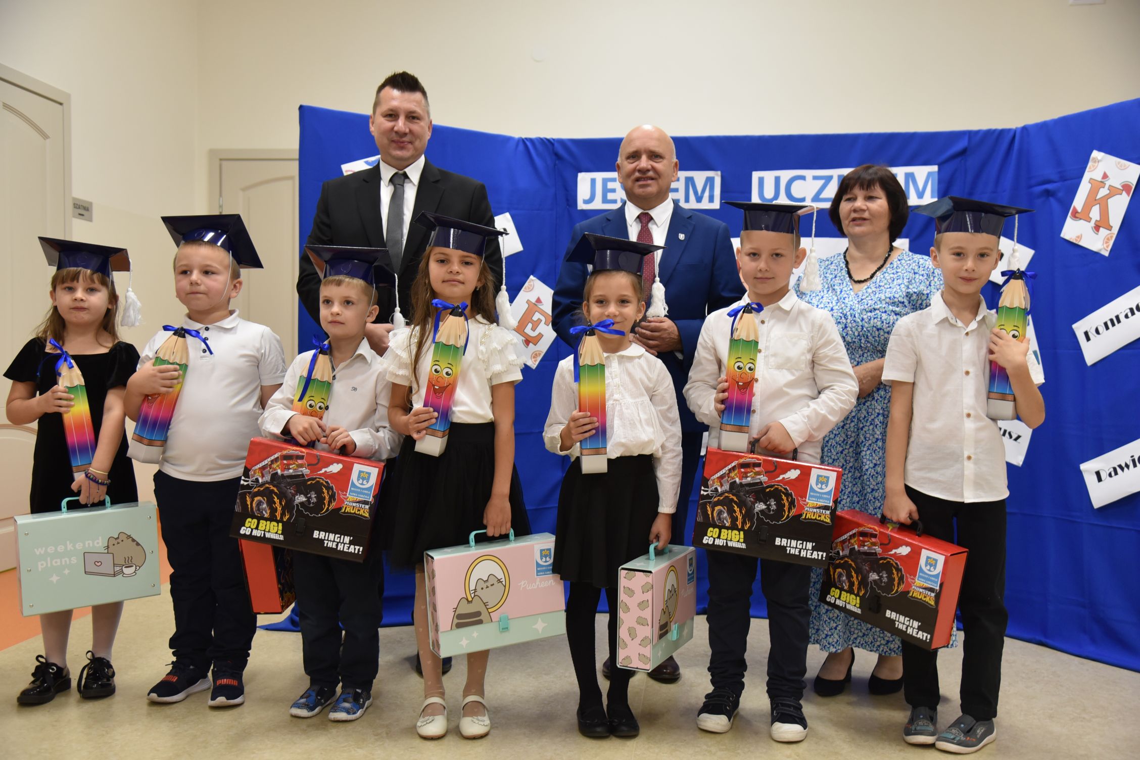 zdjęcie grupowe pasowanych na&nbsp;uczni&oacute;w pierwszoklasist&oacute;w z&nbsp;W&oacute;lki Łętowskiej