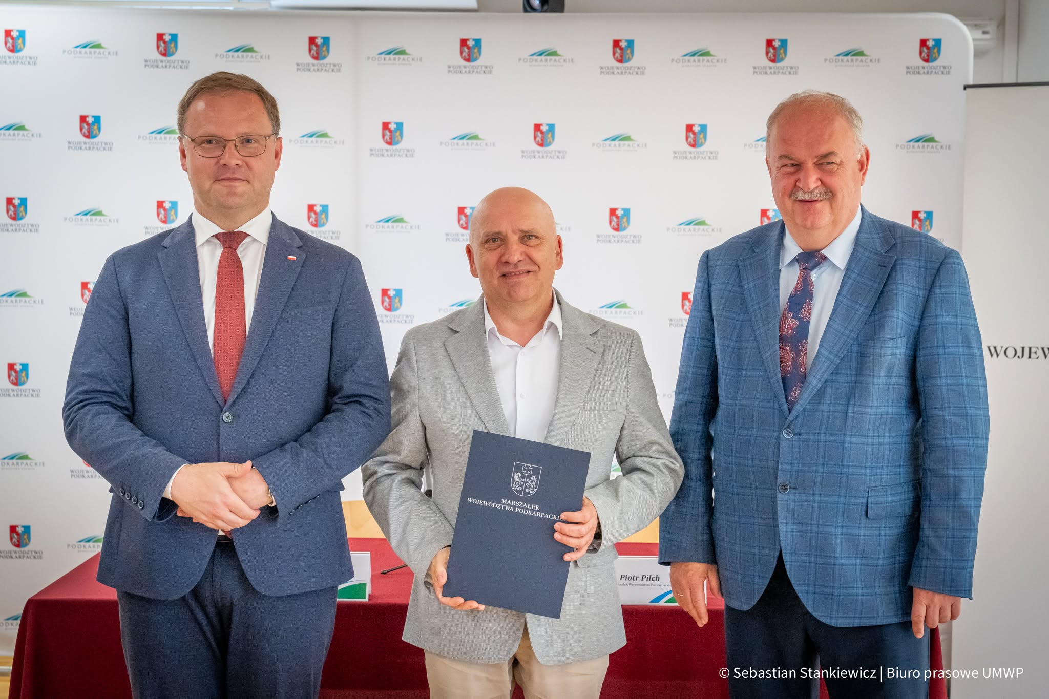 zdjęcie z&nbsp;podpisania umowy od lewej: wicemarszałek Karol Oż&oacute;g, burmistrz Andrzej Rychel i&nbsp;wicemarszałek Piotr Pilch, Fot. Sebastian Stankiewicz/Biuro Prasowe UMWP