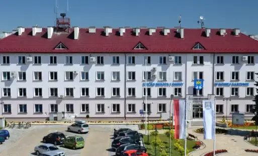 zdjęcie frotnu budynku urzędu miasta i gminy w nowej sarzynie