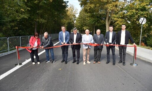 zdjęcie przedstawia moment symbolicznego przecięcia wstęgi, w którym uczestniczyli: burmistrz Andrzej Rychel, dyrektor biura burmistrza Jerzy Paul, sekretarz miasta i gminy Adam Madej, kierownik referatu inwestycji Andrzej Rzeszuto oraz radni z terenu miasta: Julia Walawska, Alfred Ryś, Stanisław Misiak i Tomasz Bąk.
