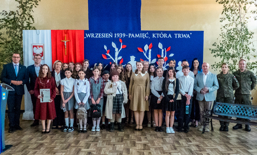 zdjęcie grupowe uczestników wieczornicy