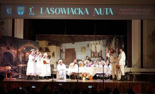 zdjęcie przedstawia scenę z lasowiackiego wesela na sali widowiskowej CKiB, w ramach lasowiackiwej nuty.