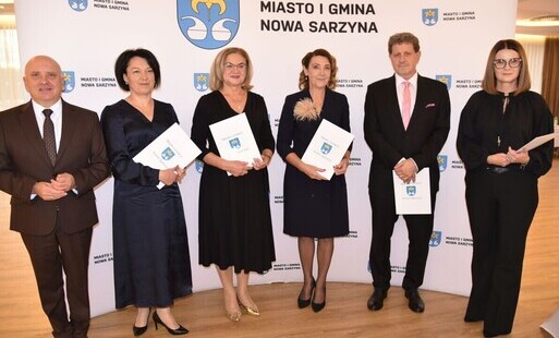 na zdjęciu nagrodzeni dyrektorzy szkó i przedszkoli z burmistrzem andrzejem rychelm i sekretarzem adamem madejem