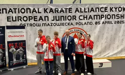 fotografia przedstawia reprezentatów Leżajskiego Klubu Kyokusin Karate podczas mistrzostw europy w Ostrowi Mazowieckiej