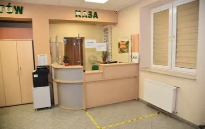 zdjęcie przedstawia kasę w Urzędzie miasta i gminy w Nowej Sarzynie