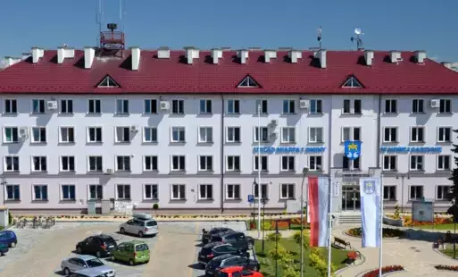 grafika poglądowa - przedstawia zdjęcie budynku Urzędu Miasta i Gminy w Nowej Sarzynie