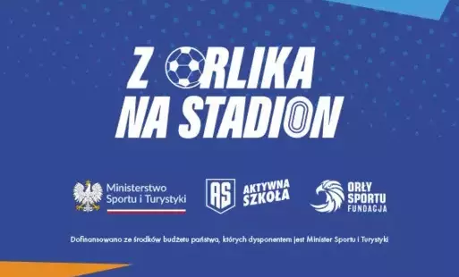 Grafika przedstawia niebieskie tło z białymi i żółtymi elementami.  Główny napis, umieszczony centralnie w górnej części obrazu, brzmi Z ORLIKA NA STADION. Litera 'O' w słowie 'ORLIKA' jest zastąpiona piłką nożną, a litera 'O' w słowie 'STADION' przypomin
