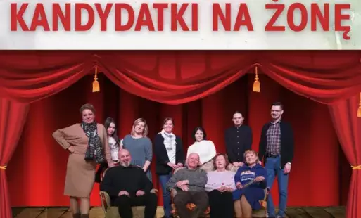zdjęcie przedstawia część plakatu - na czerwonym tle przypominającym teatralną kurtynę, dużymi, żółtymi literami wypisany jest tytuł spektaklu: KANDYDATKI NA ŻONĘ. Nad tytułem, mniejszą czcionką i kolorem białym, widnieje napis: SPEKTAKL KOMEDIOWY. Poniże