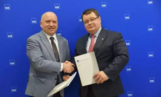 zdjęcie przedstawia burmistrza nowej sarzyny Andrzeja Rychla podającego dłoń rektorowi Uniwersytetu Rzeszowskiego prof. dr hab. n. med. Adamowi Reichemowi.