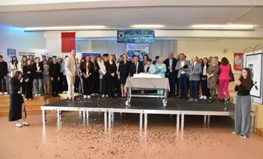 zdjęcie grupowe uczestników finałowej edycji podkarpackiego sarzyńskiego konkursu chemicznego