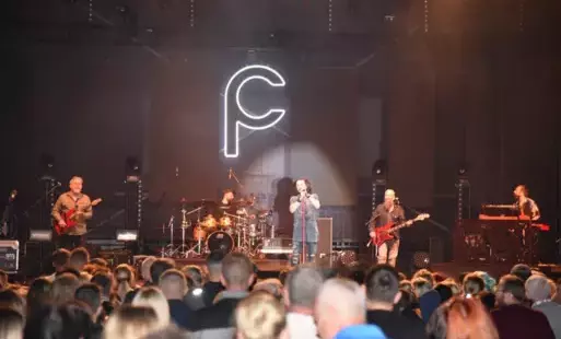 zdjęcie przedstawia występ zespołu Piotr Cugowski na scenie podczas Dni Miasta i Gminy Nowa Sarzyna