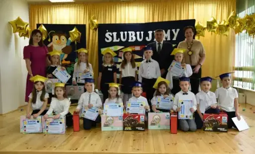 zdjęcie grupowe pasowanych na uczniów pierwszoklasistów z Jelnej