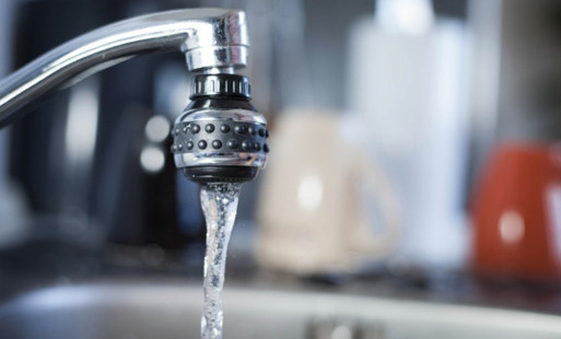 zdjęcie kranu z lejącą się wodą