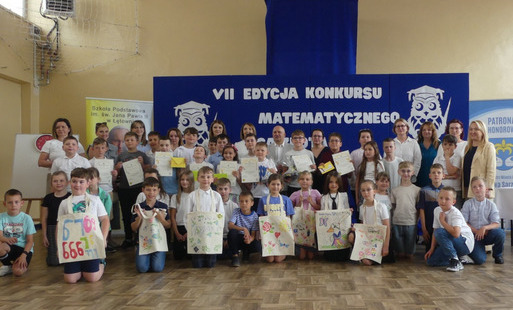 zdjęcie grupowe uczestników i organizatorow konkursu