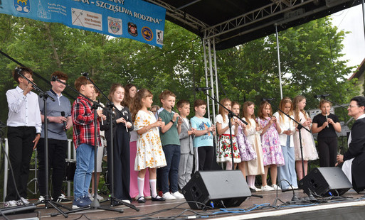 występ uczniów szkoły podstawowej w rudzie łańcuckiej na scenie podczas pikniku