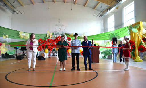sumbolicnze prezcięcie wstegi na otwarcie hali sportowej w sarzynie